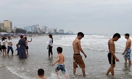 Du khách nườm nượp đổ về biển Sầm Sơn ngày mùng 6 Tết