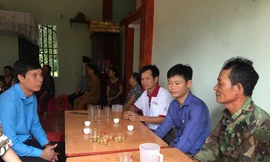 Anh Nguyễn Hữu Tuất - Phó Bí thư tỉnh đoàn Thanh Hóa thăm, động viên các gia đình nạn nhân