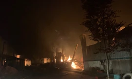 Cháy xưởng đũa ở Thanh Hóa lúc nửa đêm