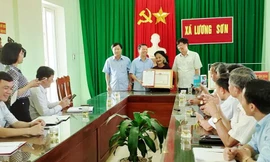 Tặng bằng khen cho cụ bà 83 tuổi xin thoát nghèo