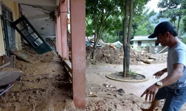 Trường sập do mưa lũ, học sinh nguy cơ lỡ khai giảng