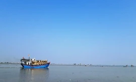 Cứu 7 ngư dân bị chìm tàu