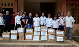 Nhà sách Tiền Phong tặng quà cho học sinh vùng lũ
