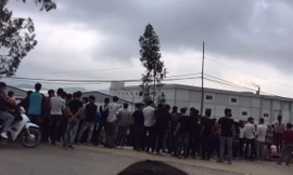 Hàng nghìn công nhân ngừng việc gửi kiến nghị tới doanh nghiệp