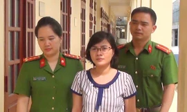 Ngô Thị Loan tại thời điểm thi hành lệnh bắt tạm giam 4 tháng, hồi tháng 9/2018. Ảnh: Công an Thanh Hóa cung cấp