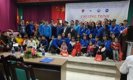 Đoàn cơ quan Trung ương trao quà cho học sinh vùng cao Quan Hóa