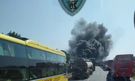 Xe khách 2 tầng bốc cháy dữ dội