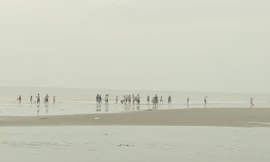 Chiều 18/7, nhiều người vẫn tắm trên biển Sầm Sơn