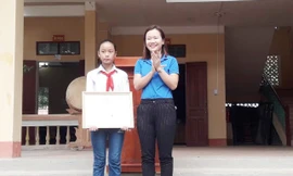 Khen thưởng cho học sinh Hoàng Lê Diệu Linh