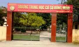Nhà trường trả lại tiền thu sai cho phụ huynh