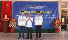 Khen thưởng 2 học sinh