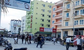 Lộn xộn xảy ra khi lực lượng chức năng dẹp hàng quán vỉa hè dọc đường ven biển khu du lịch Hải Tiến, Thanh Hóa.