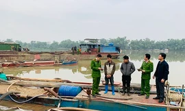 Nổ súng chỉ thiên để bắt giữ 2 tàu khai thác cát trái phép 