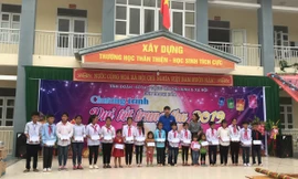 Mang trung thu đến trẻ em vùng cao Mường Lát