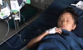 Hiện bé gái V.T.T. đang được điều trị tích cực tại Bệnh viện Nhi Trung ương với các trang thiết bị y tế quanh người. Ảnh: Trí Thức Trẻ