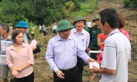 Trưởng Ban Tổ chức T.Ư Phạm Minh Chính thăm vùng lũ Mường Lát