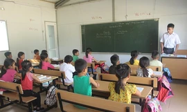 Lớp học tạm của Trường tiểu học Trung Sơn