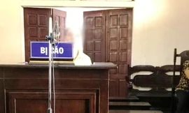 Con gái 16 tuổi chở bằng xe máy, bố đẻ ngồi sau giở trò dâm ô 