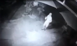 Tưới xăng vào cửa cuốn nhà dân rồi châm lửa đốt