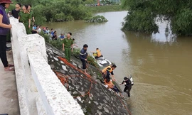 Taxi chở 3 người lao xuống cầu, 2 người chết và mất tích