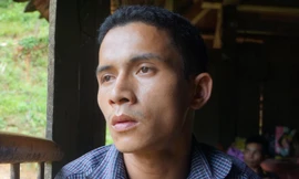 Người đàn ông ngã quỵ khi hay tin mất 6 người thân trong lũ dữ