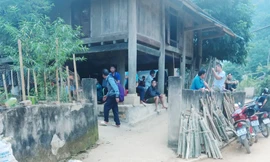 Nhiều người đến chia buồn với gia đình nạn nhân