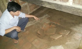 Bảo vệ đào trộm hậu cung đền thờ Đức thánh tìm cổ vật