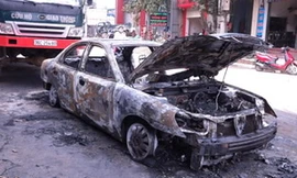 Ô tô 4 chỗ bất ngờ bốc cháy ngùn ngụt trên phố
