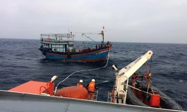Cứu hộ nhiều ngư dân trôi dạt trên biển do tàu bị nạn