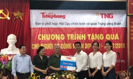 Tập đoàn TNG Holdings Việt Nam trao tặng quà cho cựu Thanh niên xung phong