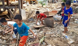 Những đứa trẻ nhặt nhạnh nhữn thứ bì bùn vùi lấp