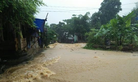 Nước tràn ngập nhiều nơi tại xã Trung Hạ, huyện Quan Sơn