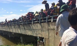 Hơn trăm người thâu đêm tìm kiếm bé 4 tuổi dưới suối