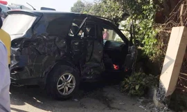 Xe biển xanh bị tông nát phần hông bên phải