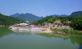 Bị phạt 30 triệu đồng vì đổ đất đá lấn chiếm sông Mã