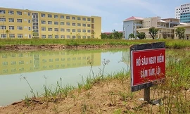 Hai bé trai gặp nạn khi tắm trong hố nước trường đại học 