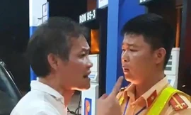 Tài xế đi xe biển xanh say xỉn, xúc phạm cảnh sát giao thông