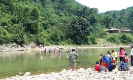 Học sinh vất vả bè mảng qua sông Ken