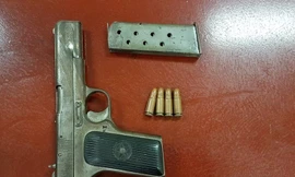 Lao vào 'hỗ trợ' con trai, bố bị súng cướp cò bắn vào bụng