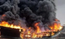 Tàu cá tiền tỷ bốc cháy đùng đùng trên bến Quảng Nham