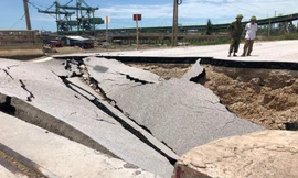 Hiện trường cầu Yên Hòa bị xé toạc khiến 2 người tử vong