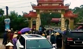 Người dân tập trung vây bắt nhóm người phá cổng làng