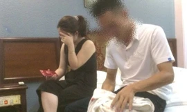 Hình ảnh thượng úy Lê Xuân Hùng bị bắt quả tang tại nhà nghỉ