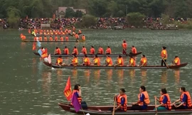 Đua thuyền giữa lòng hồ thủy điện