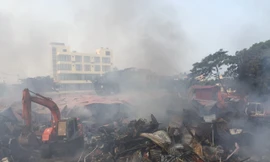 Chợ Còng ven Quốc lộ 1A cháy lớn, Giám đốc Công an tỉnh chỉ đạo chữa cháy