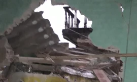 Kinh hoàng xe tải mất lái tông xuyên 2 nhà dân