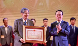 Nhiếp ảnh gia Chu Chí Thành được trao Giải thưởng Hồ Chí Minh với bộ ảnh 'Hai người lính'