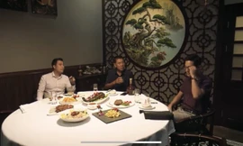 Huy nhận được điện thoại cầu cứu của mẹ