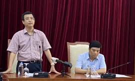 Phó Tổng cục trưởng Tổng cục Du lịch và Người phát ngôn Bộ VHTTDL (phải) chủ trì cuộc họp về vụ vé máy bay. Ảnh: NGUYÊN KHÁNH