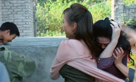 Nam (Phương Oanh) giải vây cho bà Xuân (Quách Thu Phương)